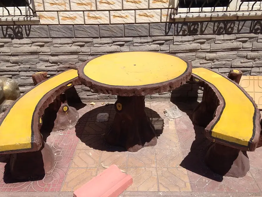 Aksaray'da üretilen yuvarlak beton bahçe masası ve yarım ay biçimli beton banklar
