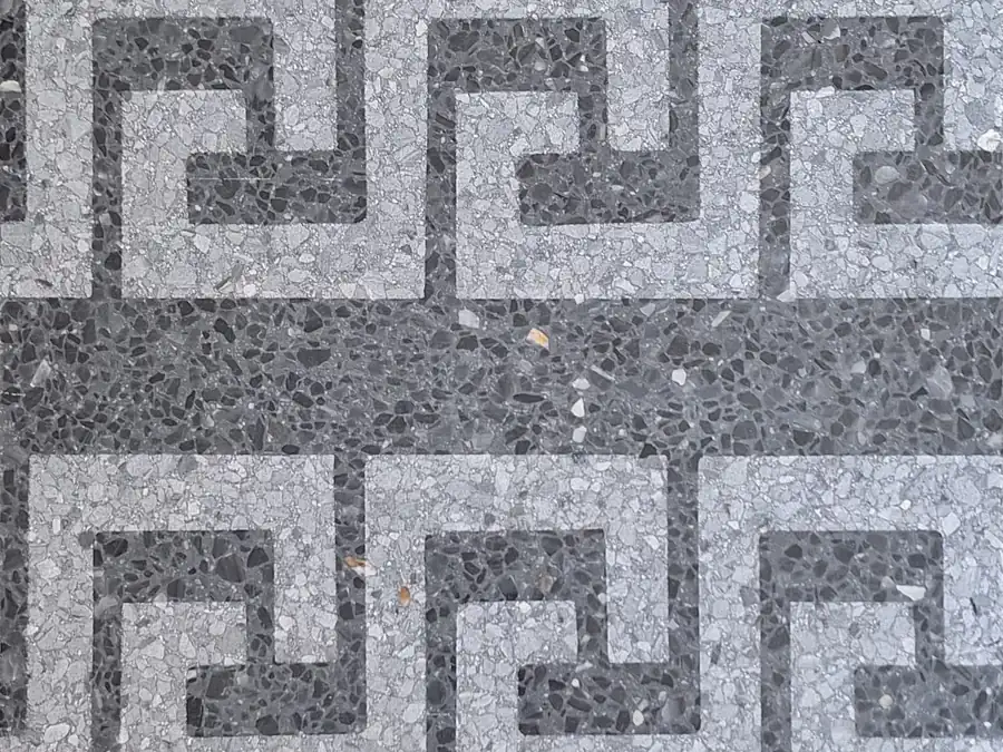 Aksaray'da üretilen 40x40 cm sıralı meander desenli mozaik karo