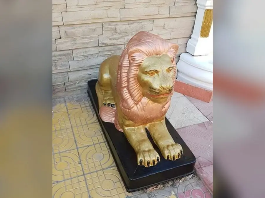 Altın ve bakır rengine boyanmış, kaideli beton aslan figürü
