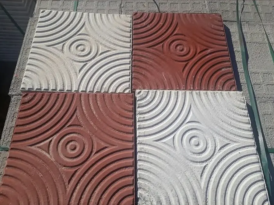 İç içe daire kabartma desenli kırmızı ve beyaz beton karolar