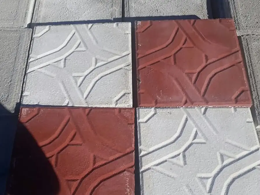 Dal biçimi kabartma desenli beyaz ve kırmızı beton karolar