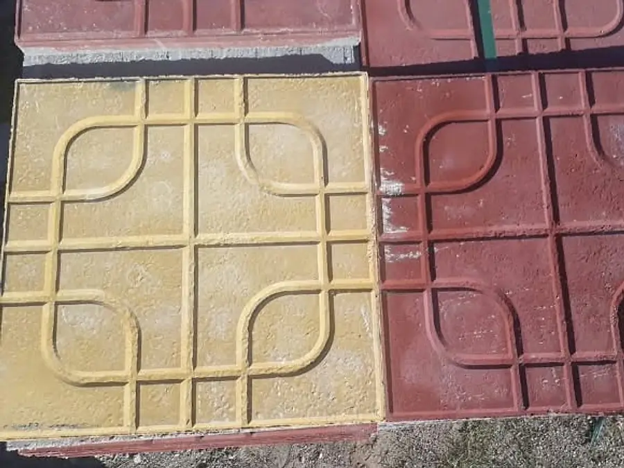 Kavisli çizgi kabartma desenli sarı ve kırmızı beton karolar