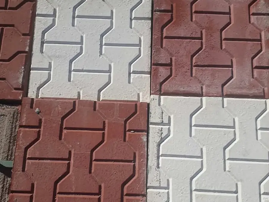 Kilitli parke kabartma desenli kırmızı ve beyaz beton karolar