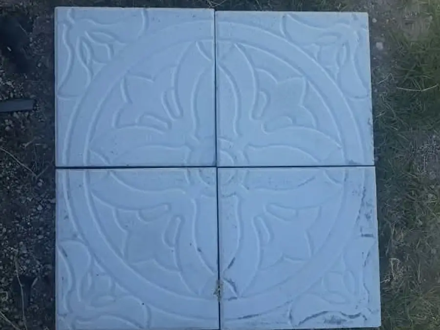 Dört karonun birleşince çiçek motifi oluşturduğu beyaz kabartma desenli beton karo