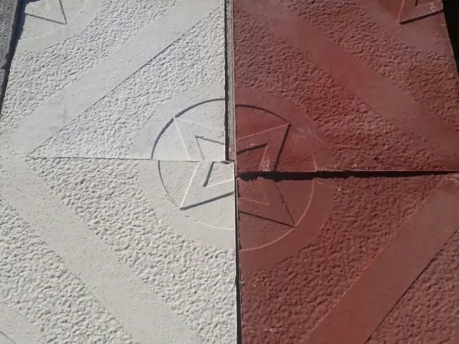 Ortasında yıldız kabartması olan beyaz ve kırmızı beton karolar