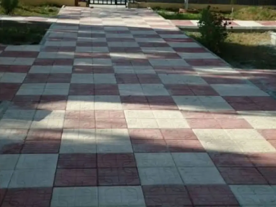 Kırmızı ve beyaz karoların dama düzeninde döşendiği yürüyüş yolu