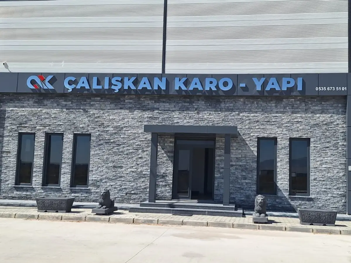 Çalışkan Karo - Yapı üretim tesisinin tabelalı giriş cephesi