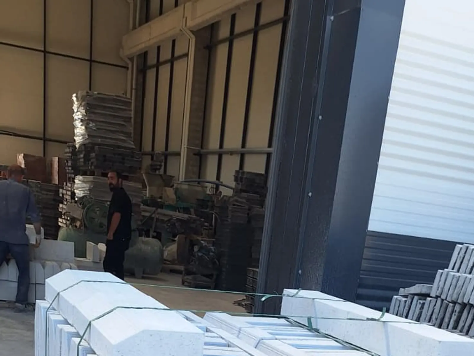 Üretim holünde paletlere istiflenmiş, çelik çemberle bağlanmış desenli bordürler