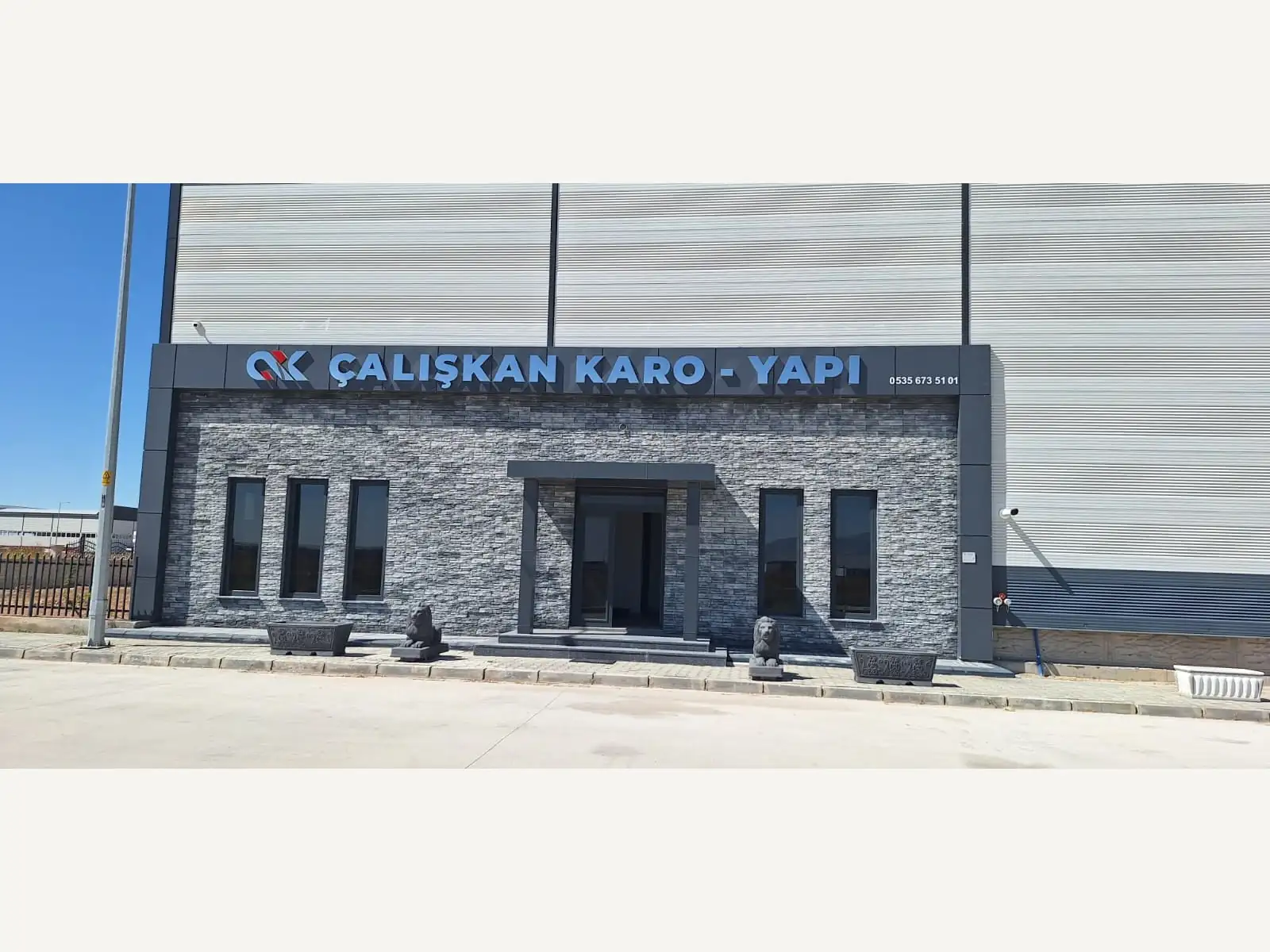 Çalışkan Karo - Yapı üretim tesisinin tabelalı giriş cephesi