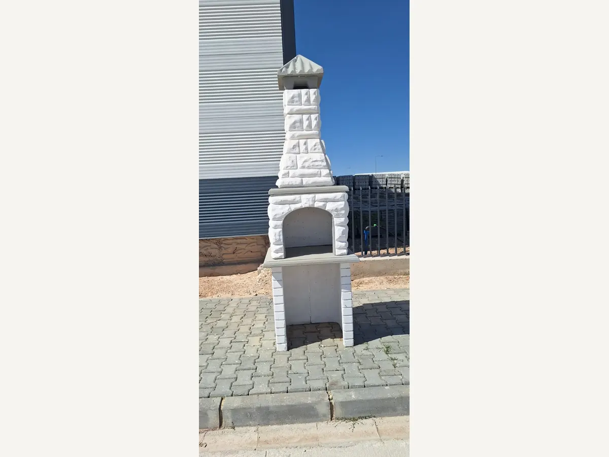 Aksaray'da üretilen, taş dokulu ve bacalı beton bahçe barbekümü