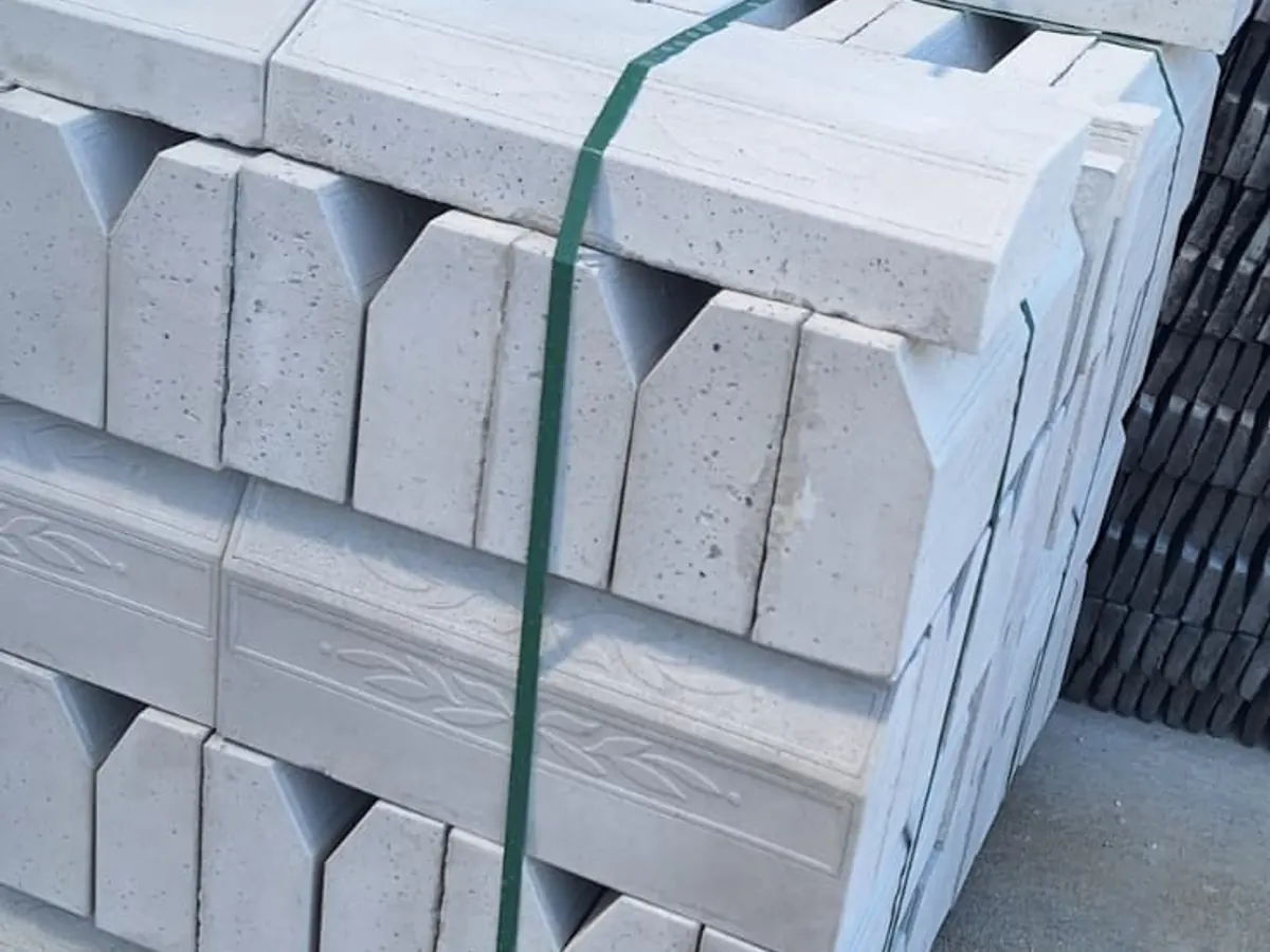 Aksaray'da üretilen, yan yüzü kabartma desenli beton bordür