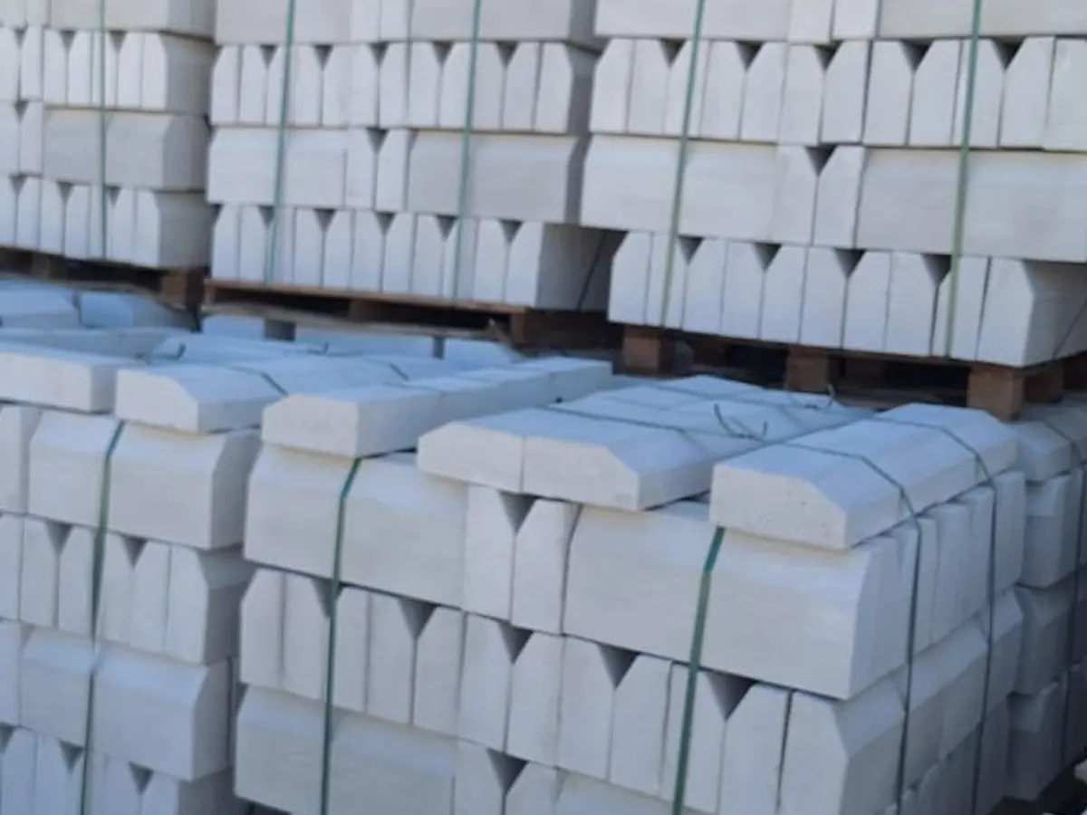 Aksaray'da üretilen, paletlenmiş beton yol bordürü