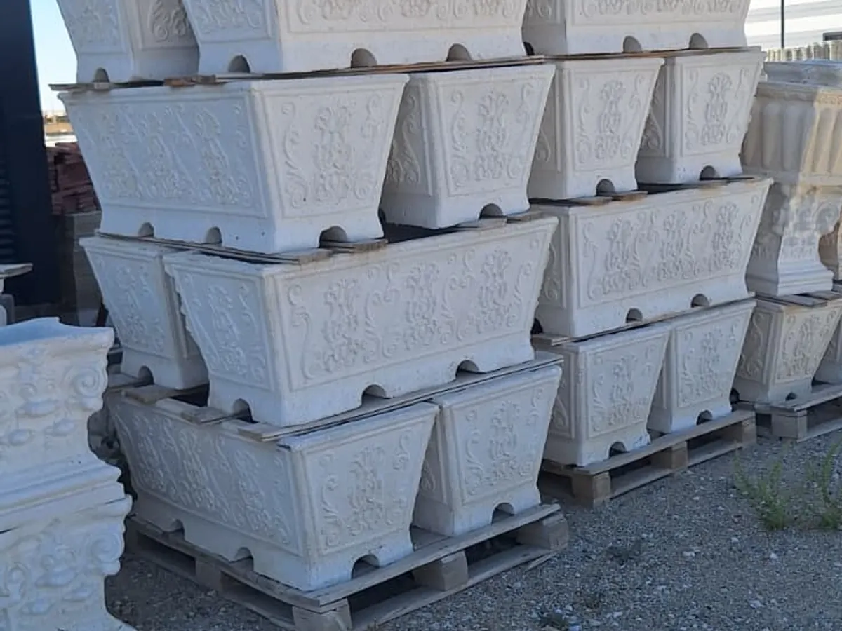 Aksaray'da üretilen, kabartma desenli dikdörtgen beton çiçeklik