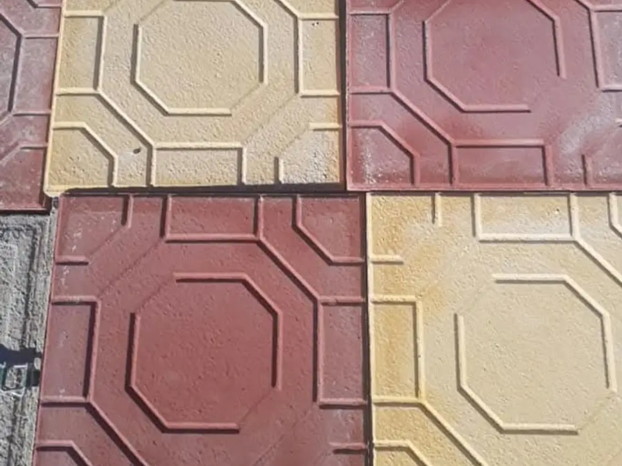 Aksaray'da üretilen sekizgen kabartma desenli beton karo; sarı ve kırmızı